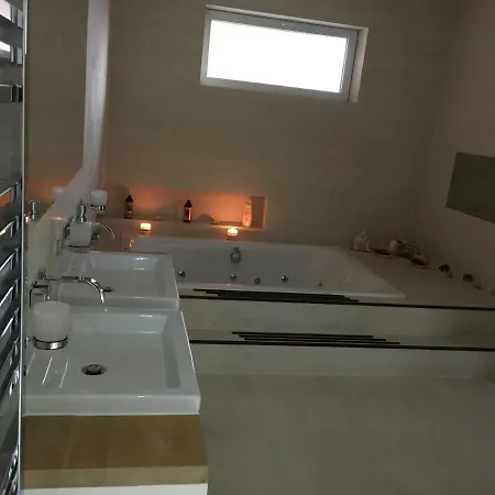 Luxury Bungalow Near Adeli Centre - Piestany * 皮耶什佳尼